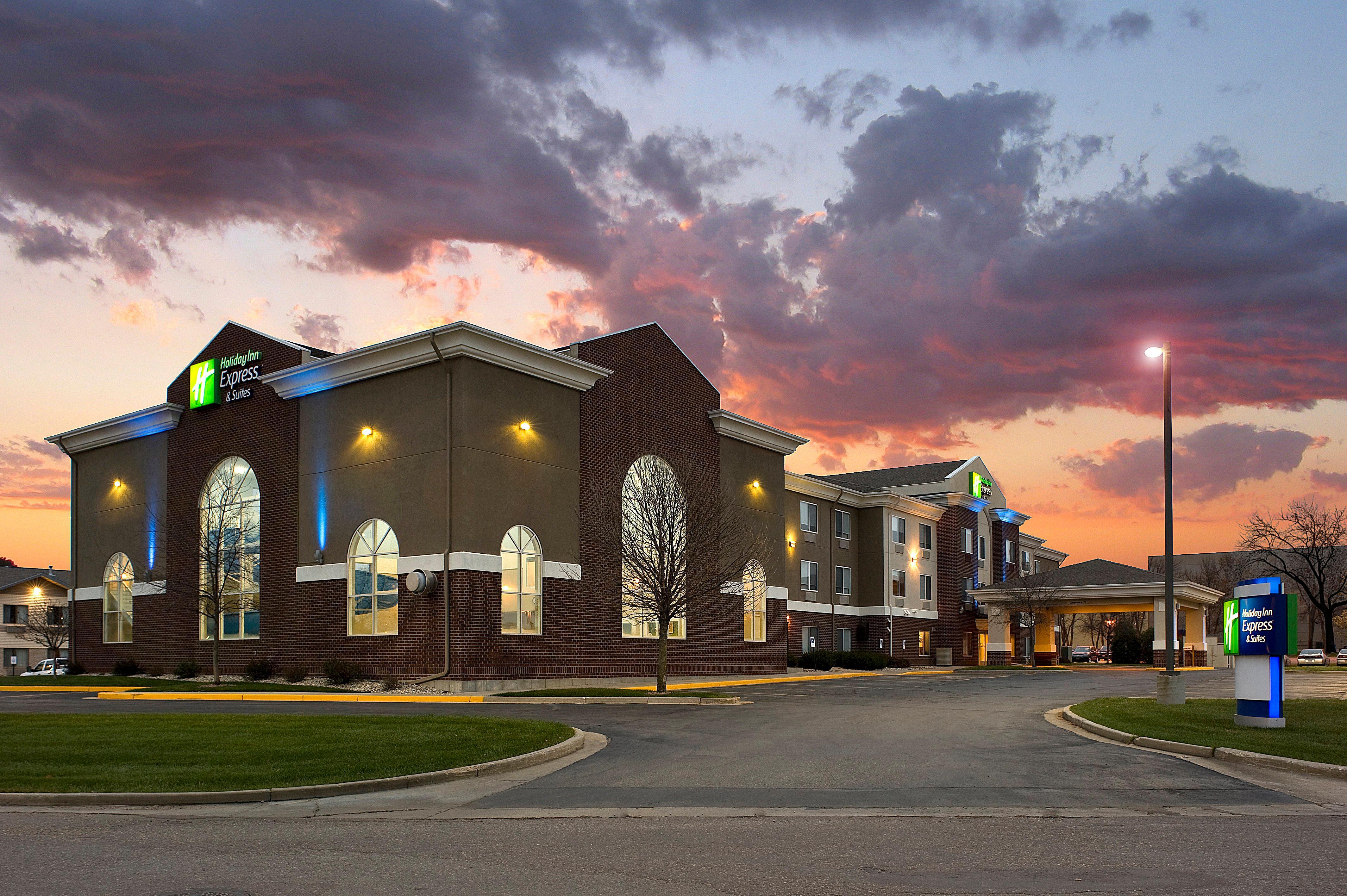 Holiday Inn Express Hotel & Suites Brookings By Ihg Exterior foto